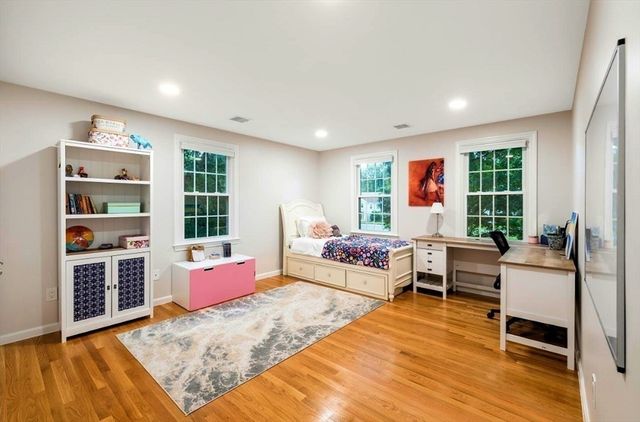 14 Dotty Ann Dr, Framingham, MA 01701