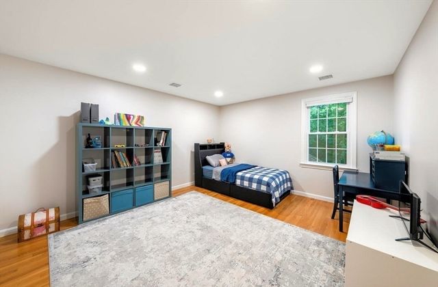 14 Dotty Ann Dr, Framingham, MA 01701