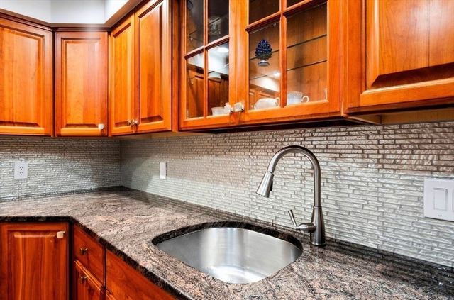 14 Dotty Ann Dr, Framingham, MA 01701