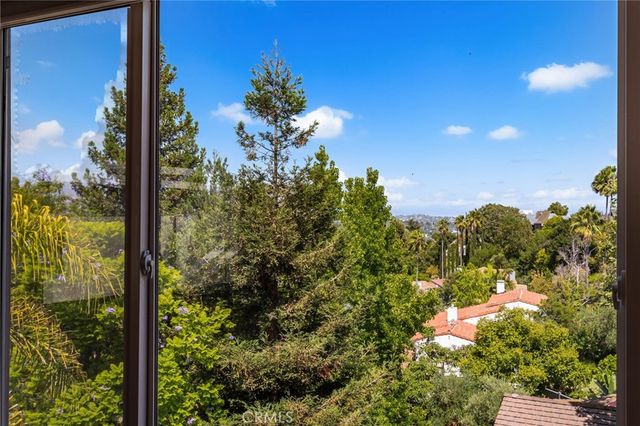 3751 Prestwick, Los Angeles, CA 90027