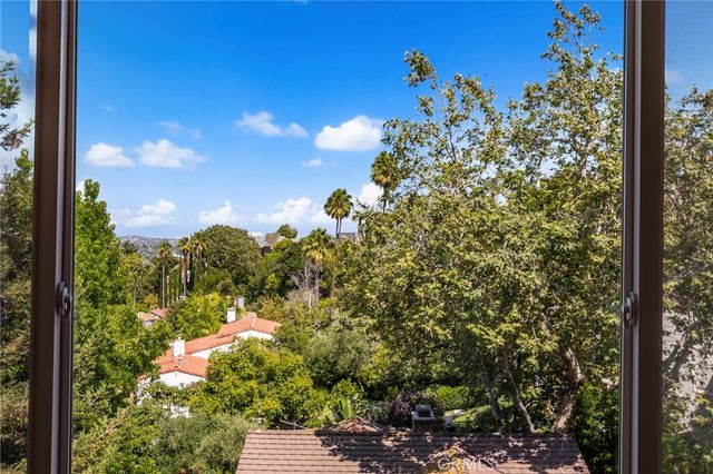 3751 Prestwick, Los Angeles, CA 90027