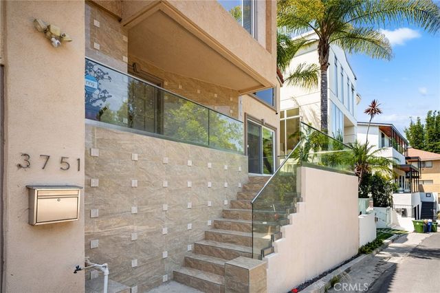 3751 Prestwick, Los Angeles, CA 90027