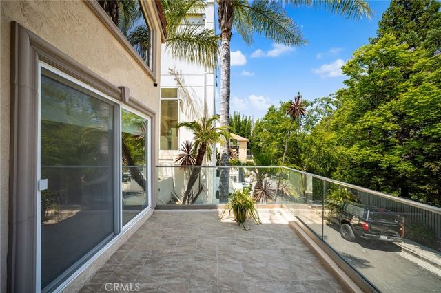 3751 Prestwick, Los Angeles, CA 90027
