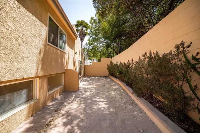3751 Prestwick, Los Angeles, CA 90027