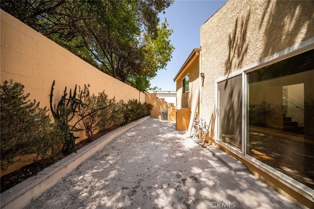 3751 Prestwick, Los Angeles, CA 90027