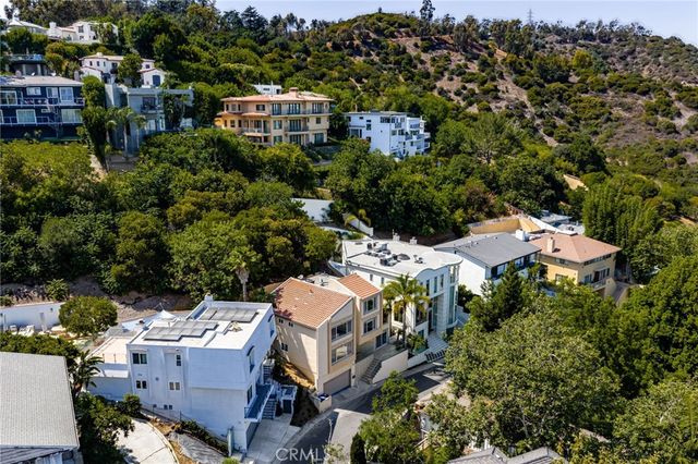 3751 Prestwick, Los Angeles, CA 90027