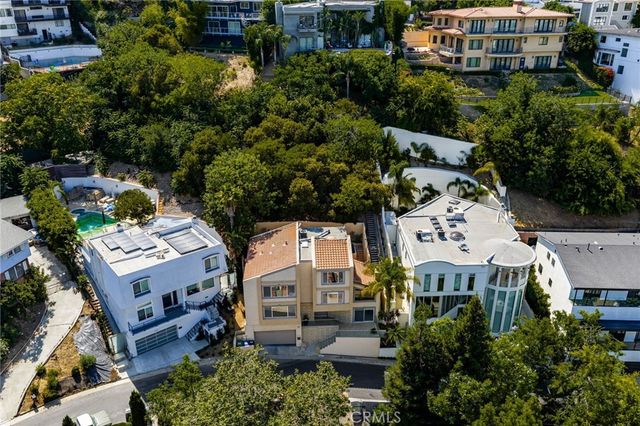 3751 Prestwick, Los Angeles, CA 90027