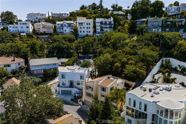 3751 Prestwick, Los Angeles, CA 90027