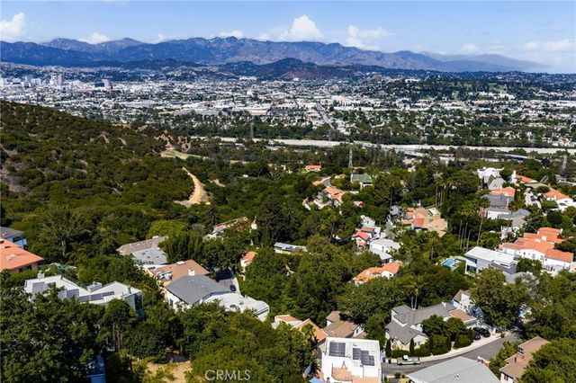3751 Prestwick, Los Angeles, CA 90027