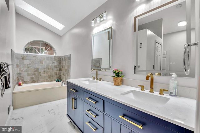 10 SAWGRASS CT, Monroe Township, NJ 08831