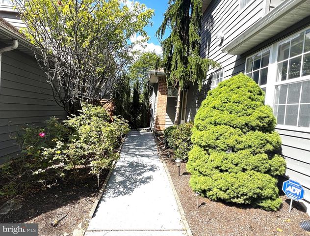 10 SAWGRASS CT, Monroe Township, NJ 08831