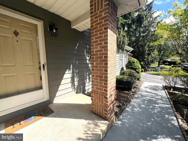 10 SAWGRASS CT, Monroe Township, NJ 08831