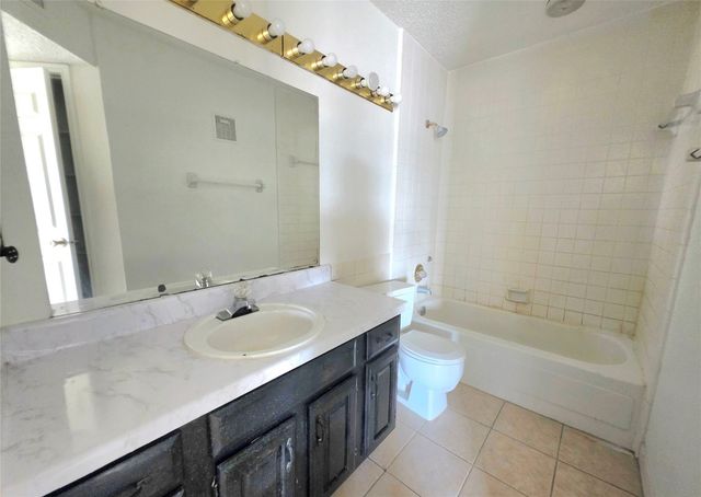 2826 S Bartell Drive 38, Houston, TX 77054
