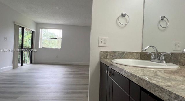 8885 Fontainebleau Blvd 205, Miami, FL 33172