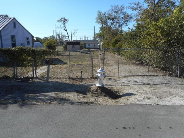 1016 Price ST, Taylor, TX 76574