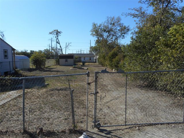 1016 Price ST, Taylor, TX 76574