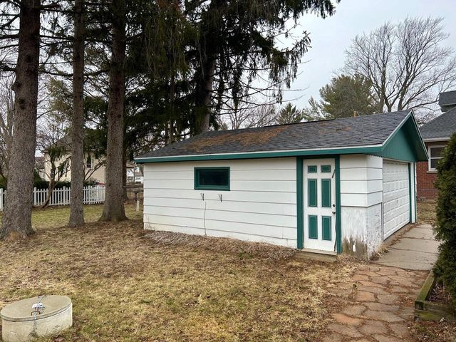 135 Felix STREET, Wales, WI 53183