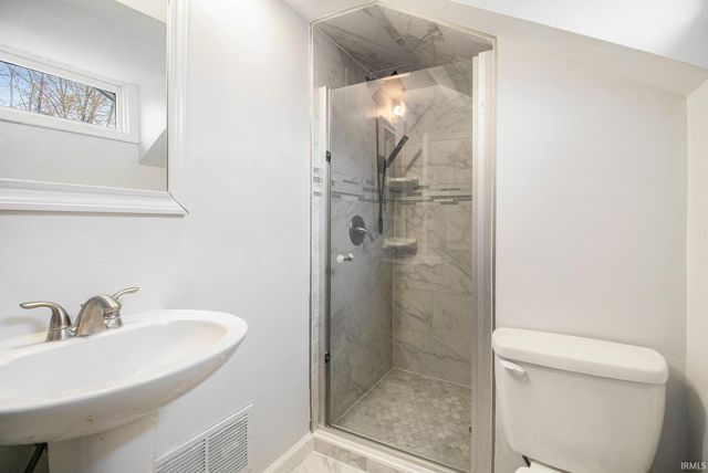 127 E Oakside Street, South Bend, IN 46614