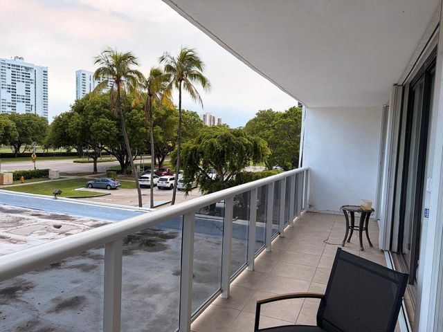 3625 N Country Club Drive 206, Aventura, FL 33180