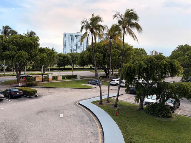 3625 N Country Club Drive 206, Aventura, FL 33180