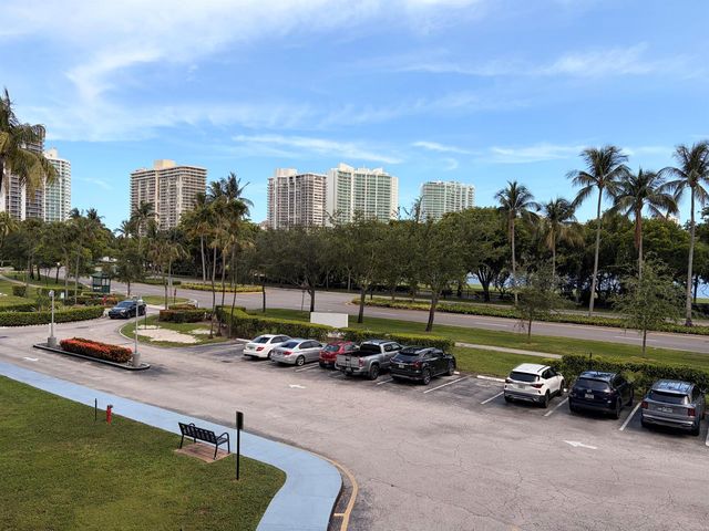 3625 N Country Club Drive 206, Aventura, FL 33180