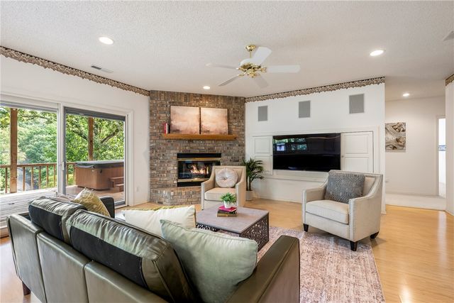 6 Hughes Lane, Bella Vista, AR 72715