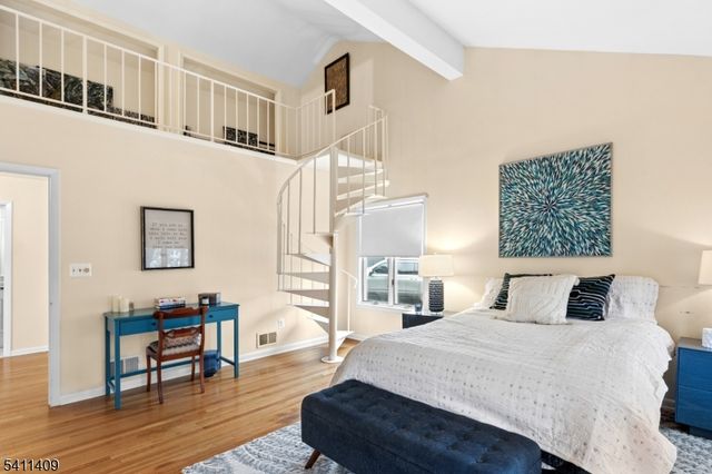 1060 Sunny Slope Dr, Mountainside Boro, NJ 07092