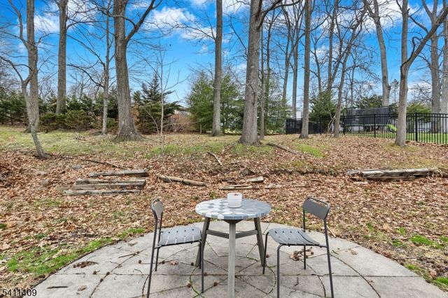 1060 Sunny Slope Dr, Mountainside Boro, NJ 07092