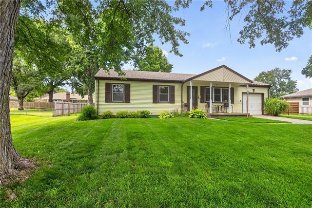 307 E College Street, Odessa, MO 64076
