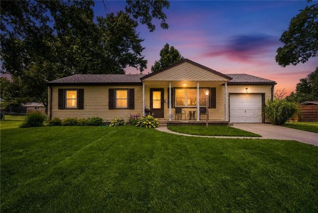 307 E College Street, Odessa, MO 64076