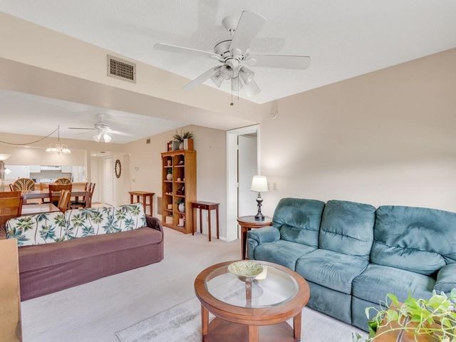 27 Plantation Drive 202, Vero Beach, FL 32966