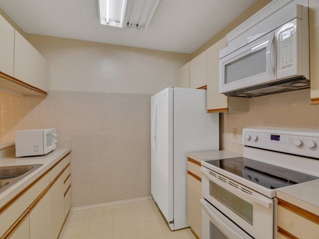 27 Plantation Drive 202, Vero Beach, FL 32966