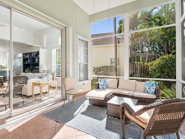 8829 Lakeside Circle, Vero Beach, FL 32963