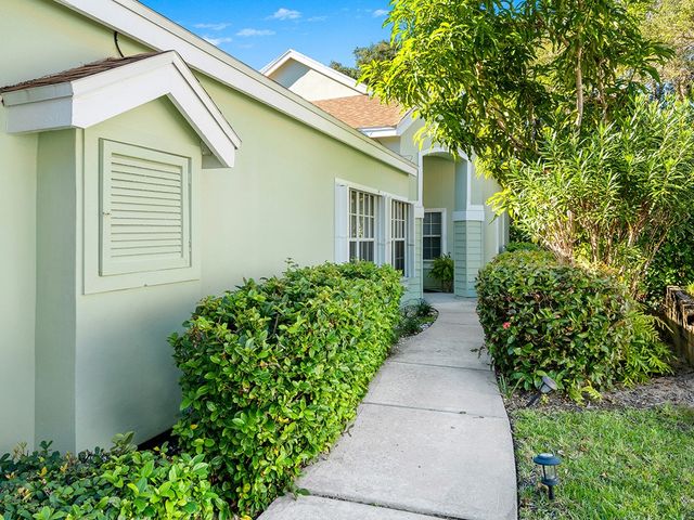 8829 Lakeside Circle, Vero Beach, FL 32963