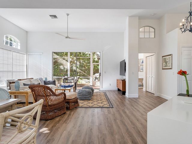 8829 Lakeside Circle, Vero Beach, FL 32963