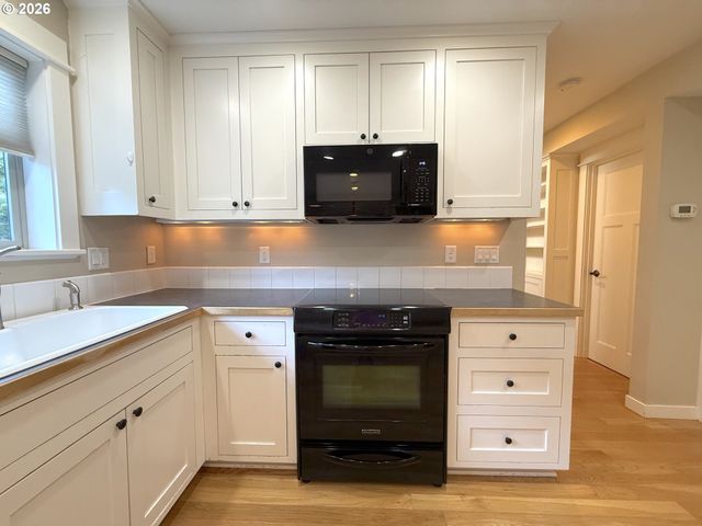 1145 W 28TH Ave, Eugene, OR 97405
