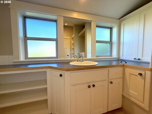 1145 W 28TH Ave, Eugene, OR 97405