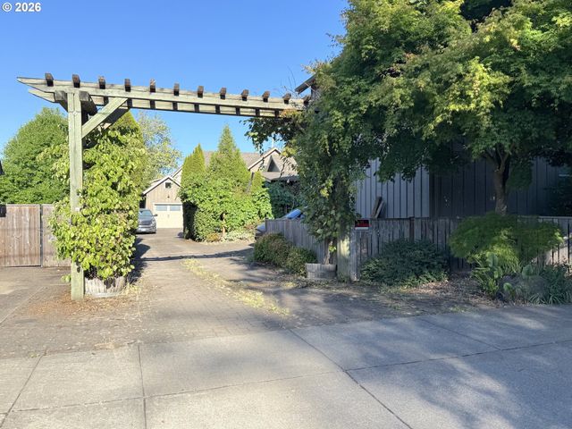 1145 W 28TH Ave, Eugene, OR 97405