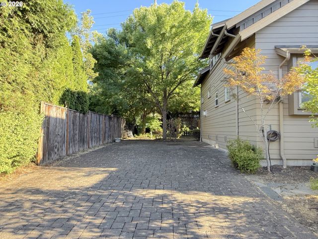 1145 W 28TH Ave, Eugene, OR 97405
