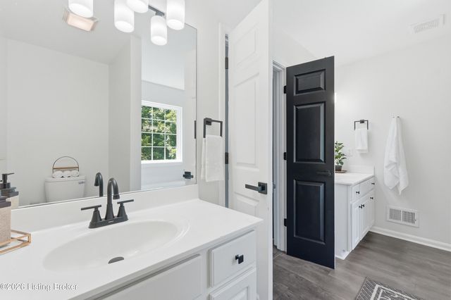 8703 Sanctuary Ln, Louisville, KY 40291
