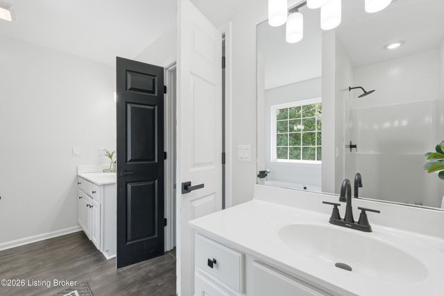 8703 Sanctuary Ln, Louisville, KY 40291