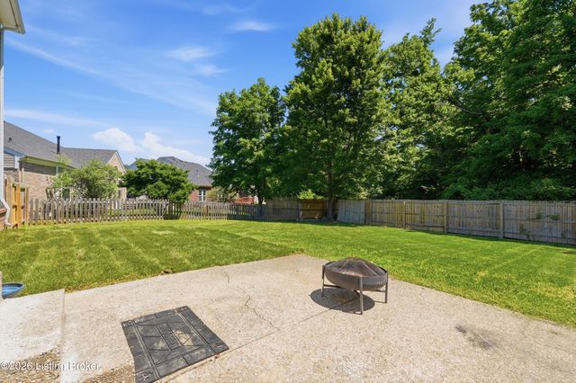 8703 Sanctuary Ln, Louisville, KY 40291