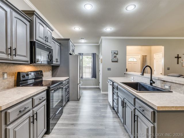 14028 S 298th East Avenue, Coweta, OK 74429