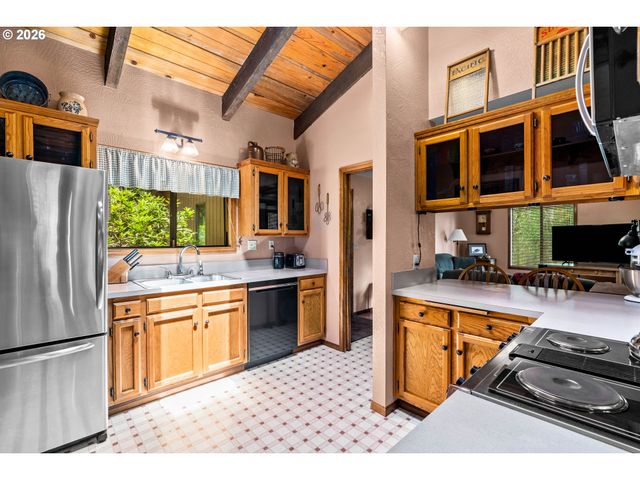 28560 SUTHERLIN Ln, Eugene, OR 97405