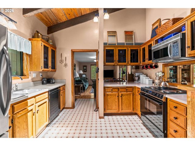 28560 SUTHERLIN Ln, Eugene, OR 97405