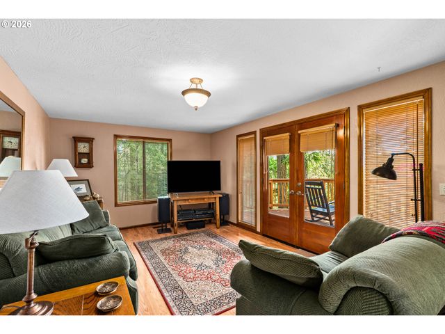 28560 SUTHERLIN Ln, Eugene, OR 97405