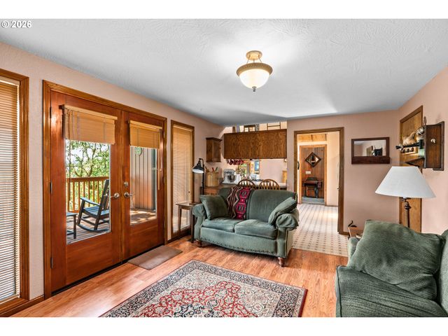 28560 SUTHERLIN Ln, Eugene, OR 97405