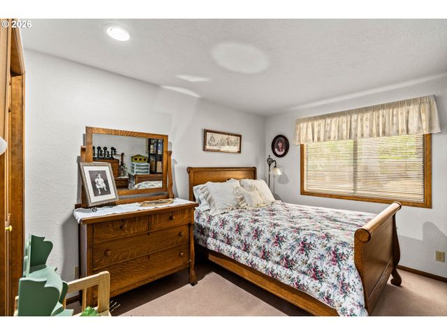 28560 SUTHERLIN Ln, Eugene, OR 97405