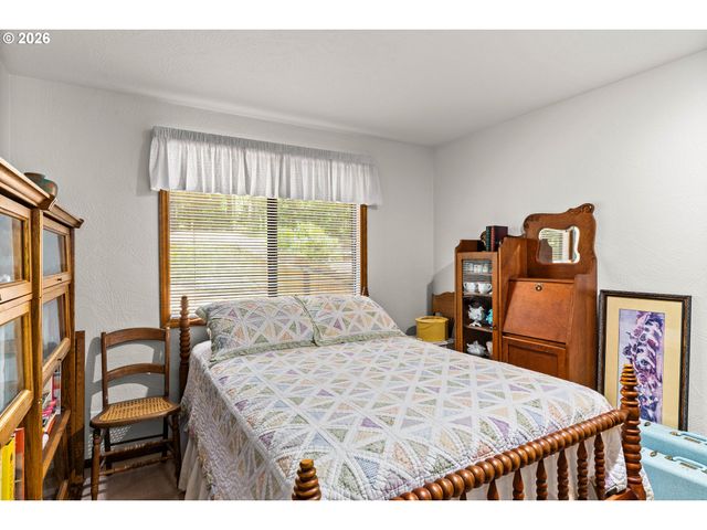 28560 SUTHERLIN Ln, Eugene, OR 97405