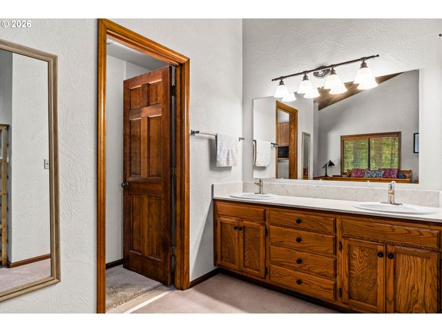 28560 SUTHERLIN Ln, Eugene, OR 97405